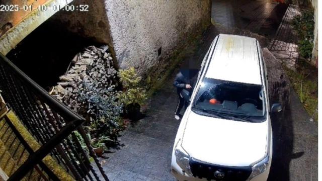 Detenido en Melide el supuesto autor de más de una treintena de robos en vehículos.