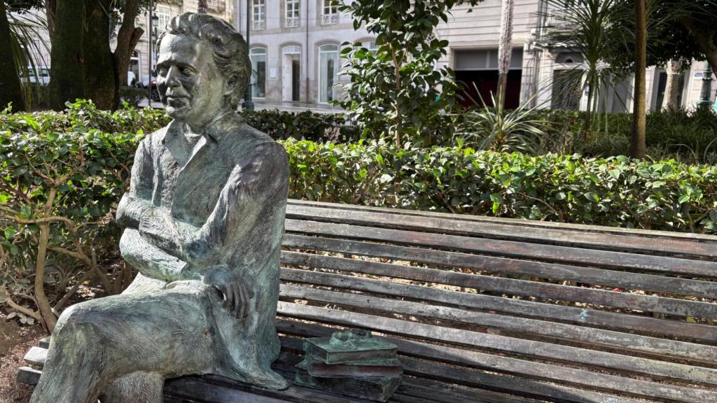 Estatua de Domingo Villar instalada desde hoy en la Alameda de Vigo.
