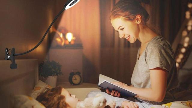 Este es el truco definitivo (y rebajado) para leer por la noche sin dejarte la vista ni molestar a nadie