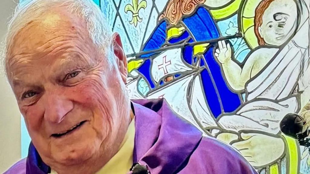 El cura, en el interior de la iglesia.