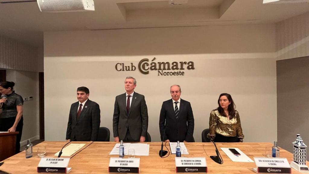 Representantes políticos e institucionales en el acto de inauguración