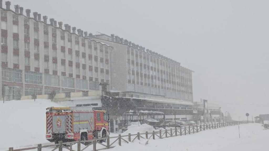 La estampa que ha dejado el autobús calcinado en la estación de esquí de San Isidro
