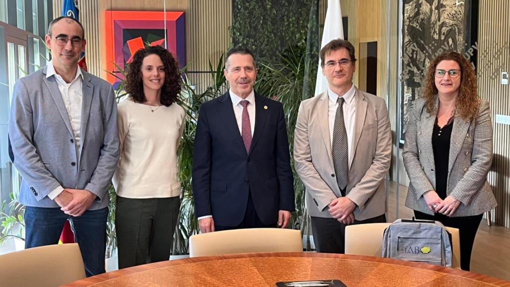 Representantes de la UPV e HYPIC en la firma de constitución de la spinoff esta semana.