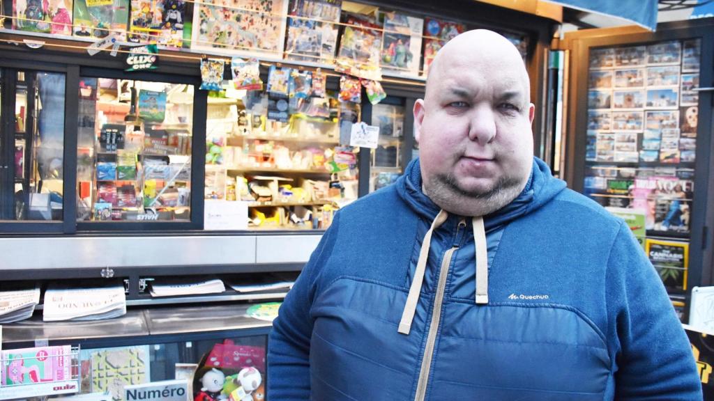 Alejadro y su quiosco al fondo