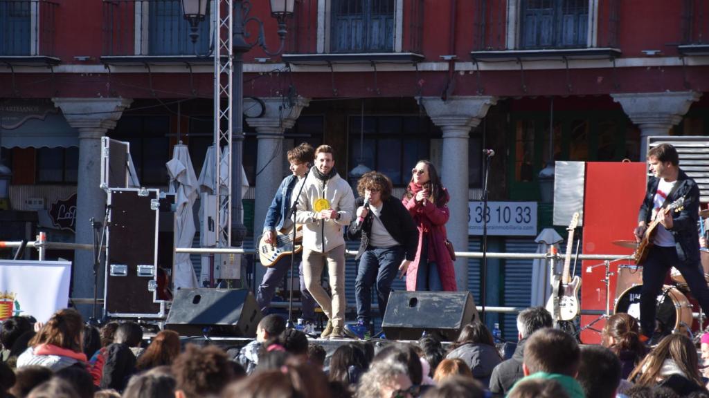 Happening con los profesores Sara Casillas y Víctor Pérez en la Plaza Mayor de Valladolid