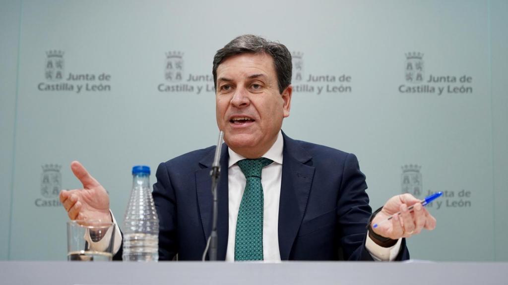 El consejero de Economía y Hacienda y portavoz de la Junta, Carlos Fernández Carriedo, durante la rueda de prensa posterior al Consejo de Gobierno de este jueves