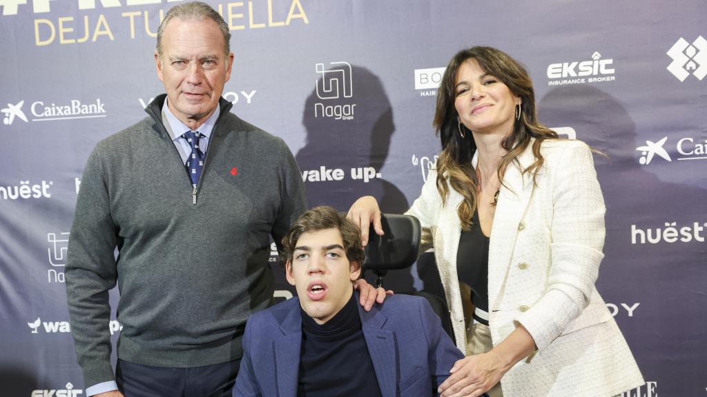 Kike posando junto a sus padres, durante los premios Dona2, en 2024.