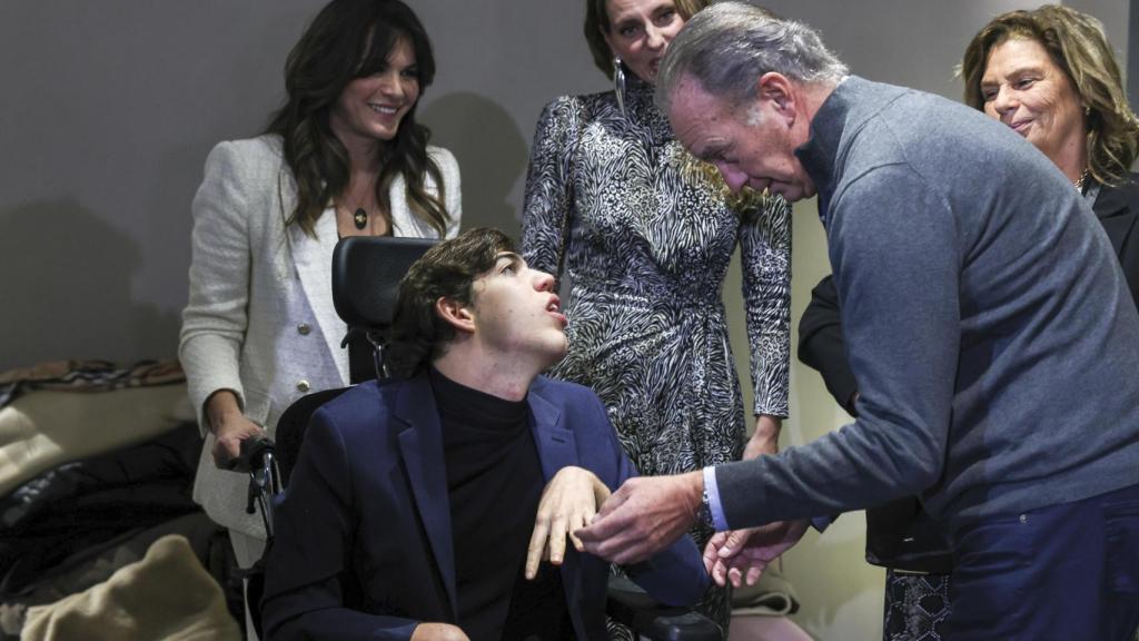 Bertín Osborne hablando con su hijo Kike ante la atenta mirada de Fabiola Martínez.