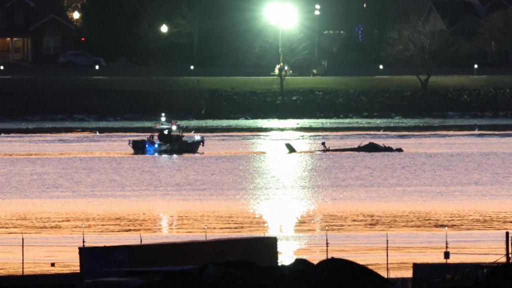 Los restos del Black Hawk en el río Potomac.