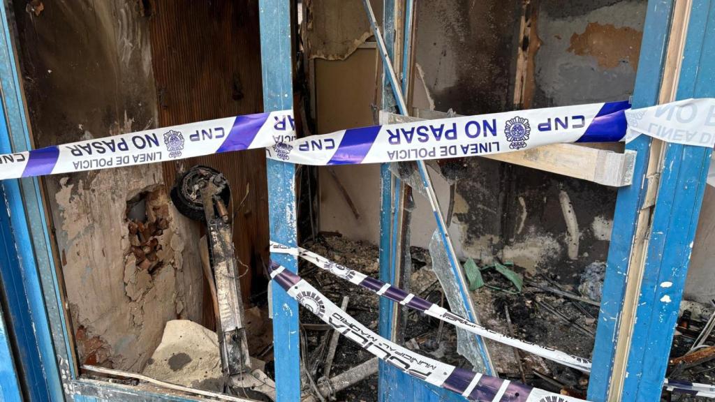 Los restos de uno de los patinetes incendiados.