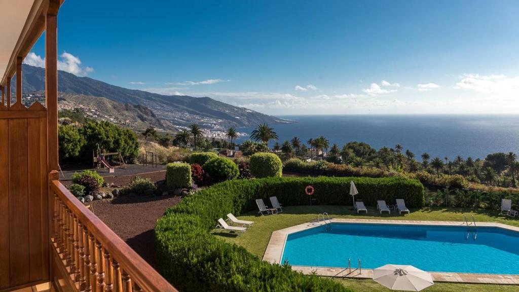 Parador de La Palma con vistas a la piscina, la playa y la montaña