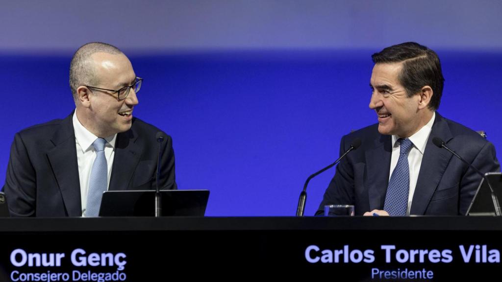Carlos Torres, presidente de BBVA, junto a Onur Genç, consejero delegado del banco, durante la presentación de los resultados del ejercicio 2024 de la entidad.