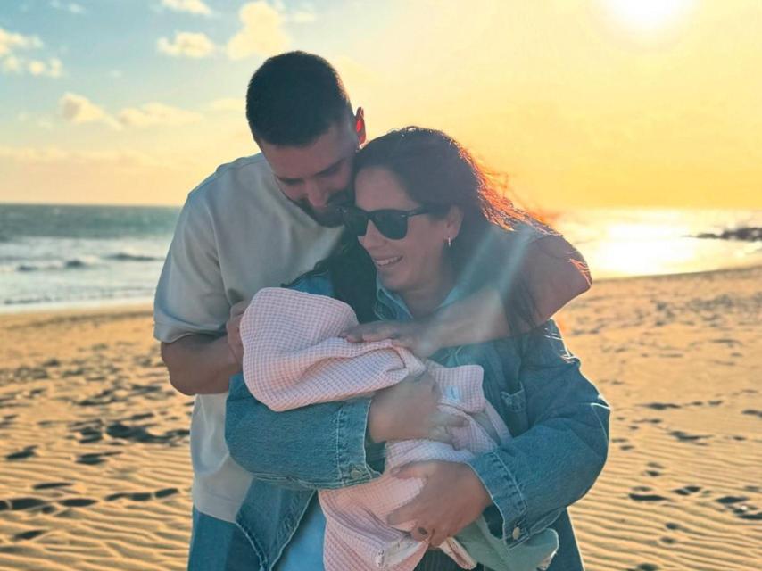 Anabel Pantoja junto a su pareja, David, y su hija, Alma, en una imagen de sus redes sociales.
