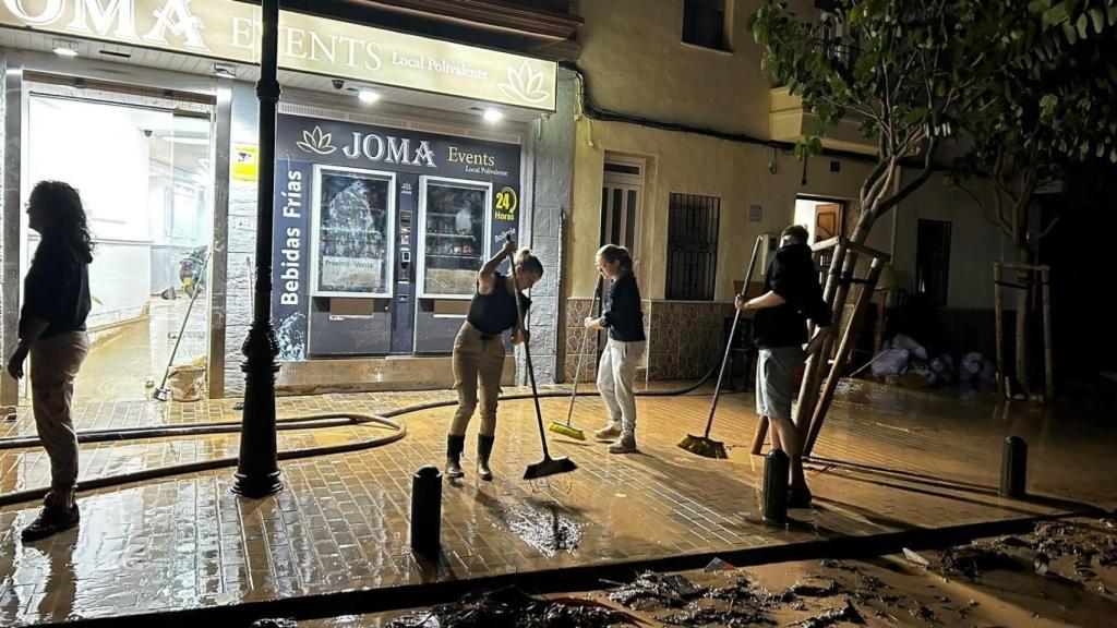 Limpieza de un negocio afectado por la dana del 29 de octubre. Ayuntamiento de Aldaia