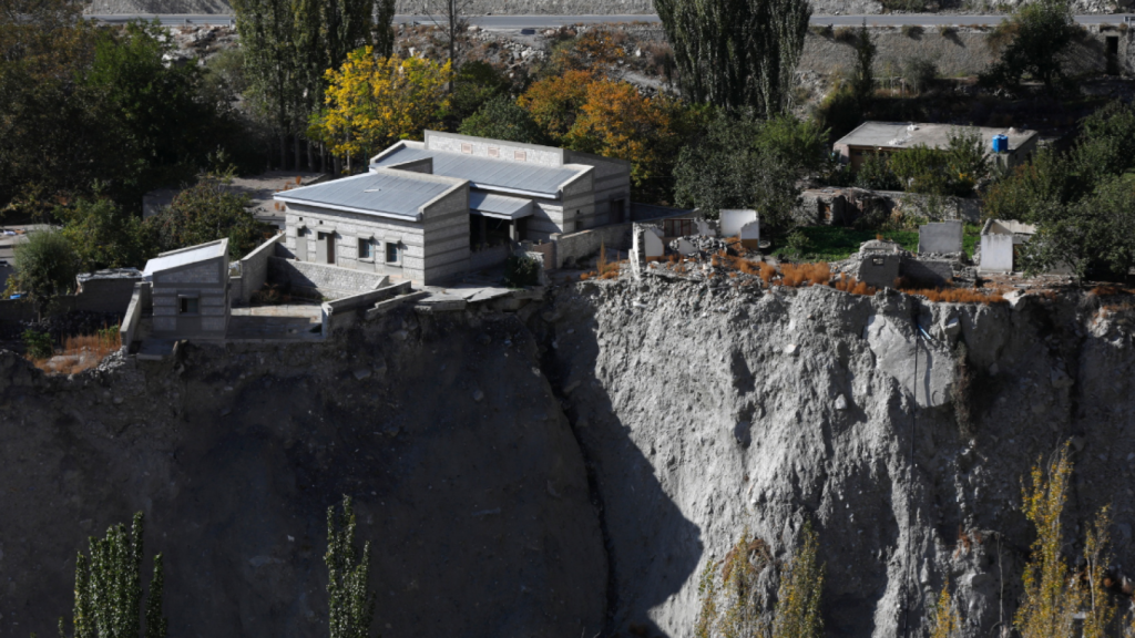 Una de las casas del valle de Hunza tras el desliz de tierras.