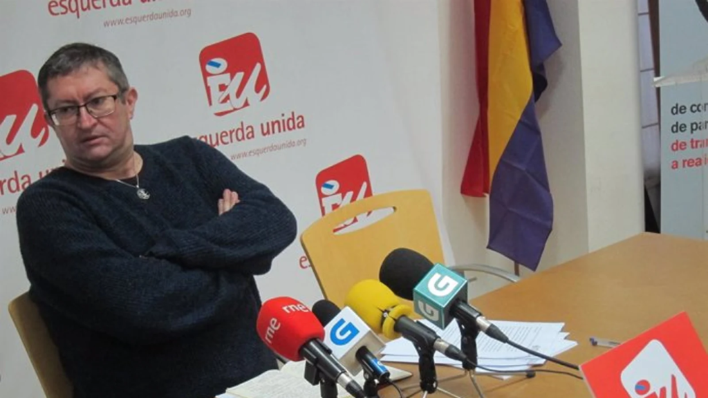 Imagen de archivo de Xabier Ron en una rueda de prensa como portavoz de Izquierda Unida.