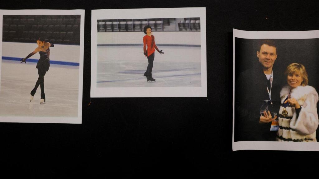 Fotografías de las atletas Jinna Han y Spencer Lane, y de los entrenadores Vadim Naumov y Evgenia Shishkova, quienes murieron en el accidente del vuelo 5342 de American Eagle en Washington , DC, se exhiben en el Skating Club of Boston en Norwood, Massachusetts, EE. UU., el 30 de enero de 2025.