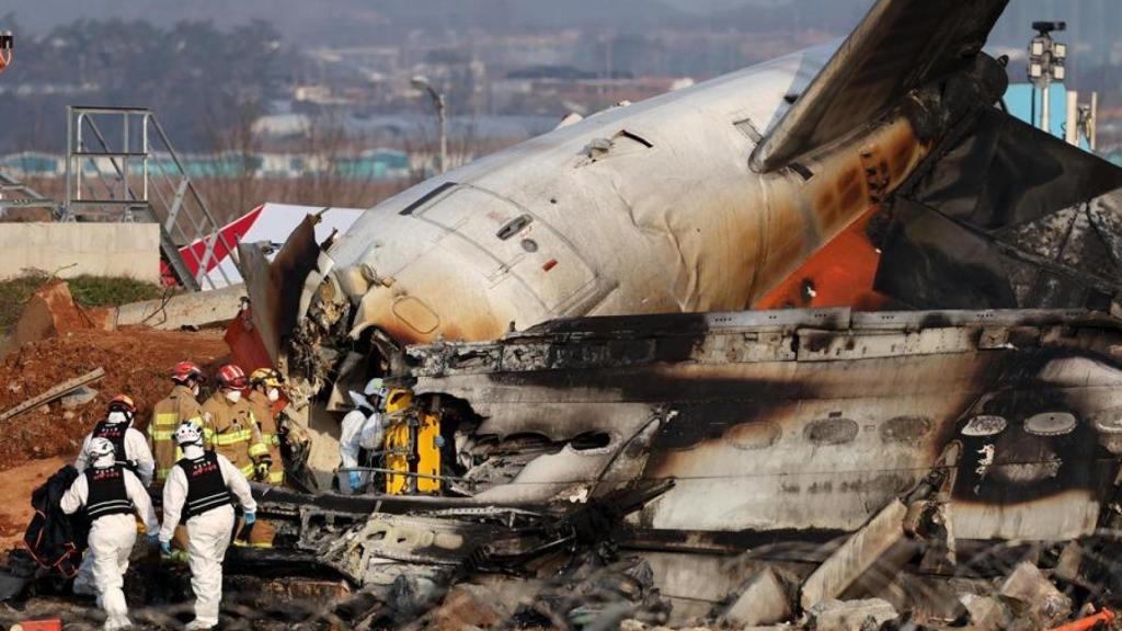 Equipos de rescate en la zona donde se produjo el accidente del avión en el aeropuerto de Muan, Corea del Sur el pasado diciembre.