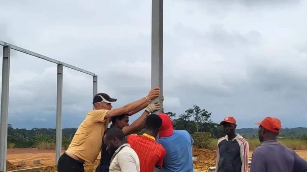 El sacerdote trabajando en África.