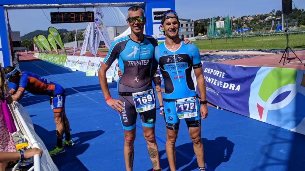 Una imagen del sacerdote con un compañero.