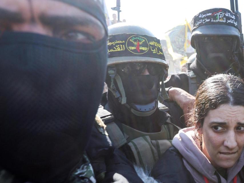 Militantes palestinos rodean a la rehén Arbel Yehoud antes de su entrega a la Cruz Roja en Jan Yunis.
