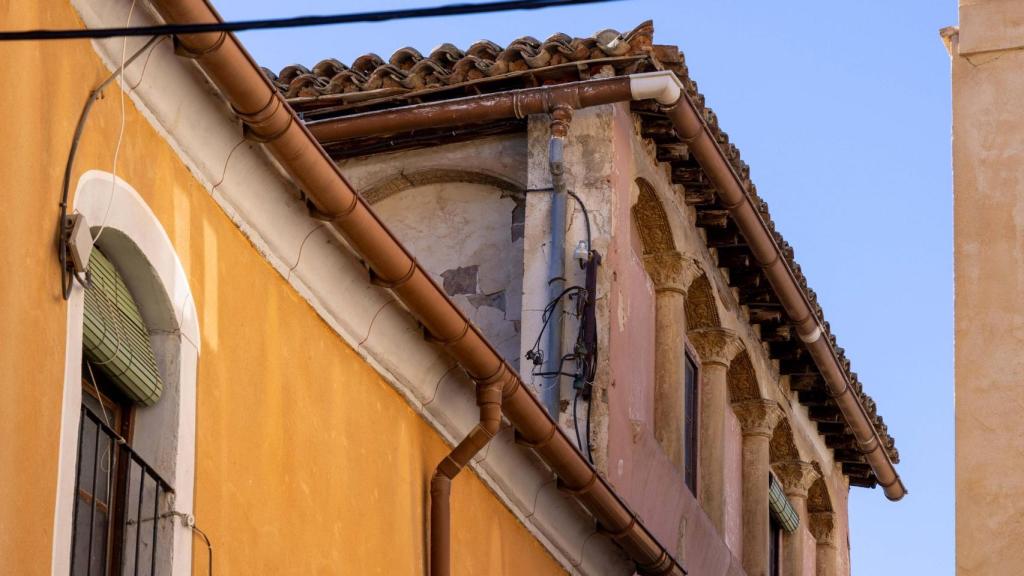 El edificio, que cuenta con nivel de protección P, tiene una galería renacentista en su última planta.