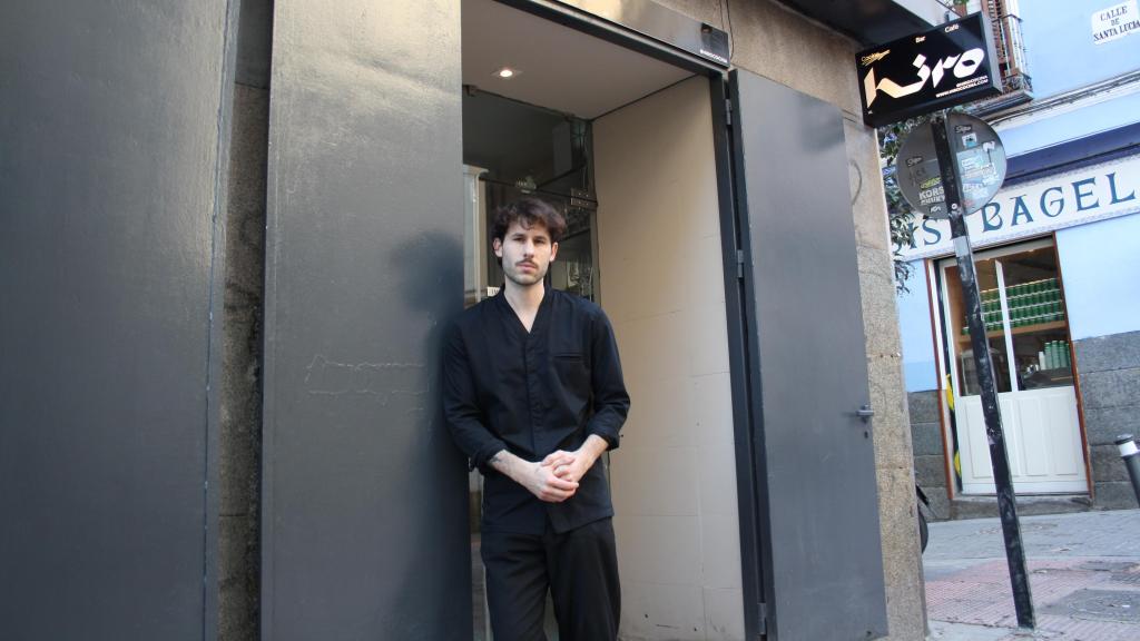 Lucas Ciashullo en la puerta de Hiro.