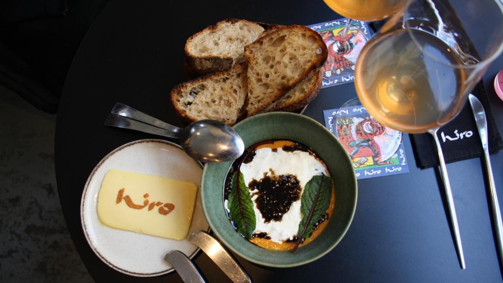 Mesa de Hiro con la mantequilla ahumada, la straciatella, el pan de Santo Bakehouse y el vino Pielihueso Naranjo.