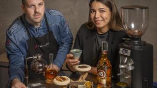 Carlos García y Thamaris Mendoza, con su propuesta de carajillo.