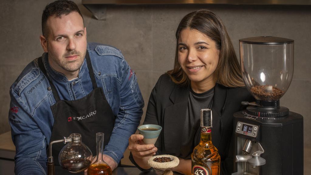 Carlos García y Thamaris Mendoza, con su propuesta de carajillo.