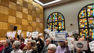 Los vecinos de Vía Hispanidad durante el pleno celebrado este jueves en el Ayuntamiento de Zaragoza.