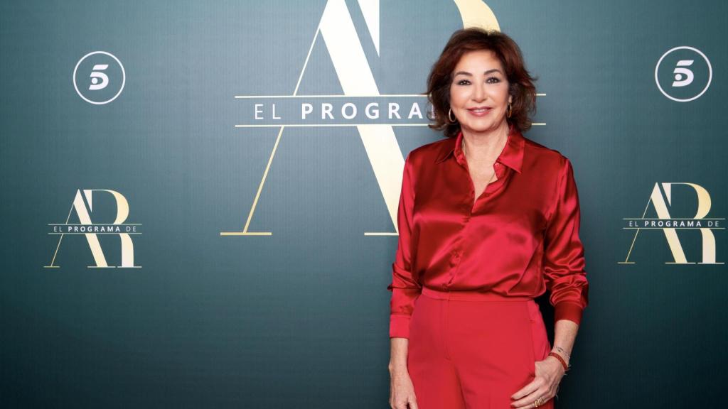 Ana Rosa Quintana con el nuevo logo de 'El programa de AR'.