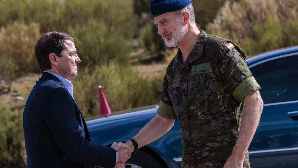 El presidente de la Junta de Castilla y León, Alfonso Fernández Mañueco; junto al Rey Felipe VI en una imagen de redes sociales