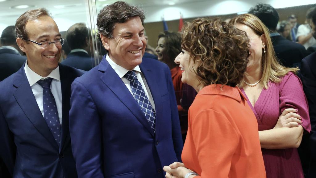 El consejero de Economía y Hacienda y portavoz de la Junta, Carlos Fernández Carriedo, junto a la ministra de Hacienda, María Jesús Montero, en el Consejo de Política Fiscal y Financiera de julio de 2024