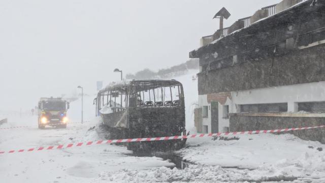 Imagen del camión totalmente calcinado en medio de la nieve en la estación de San Isidro