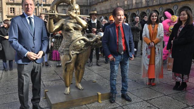 El alcalde de Salamanca, Carlos García Carbayo, en la presentación del la escultura del artista Xu Hongfei