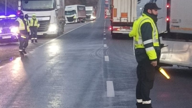 La Guardia Civil con los camiones que han tenido que ser embolsados