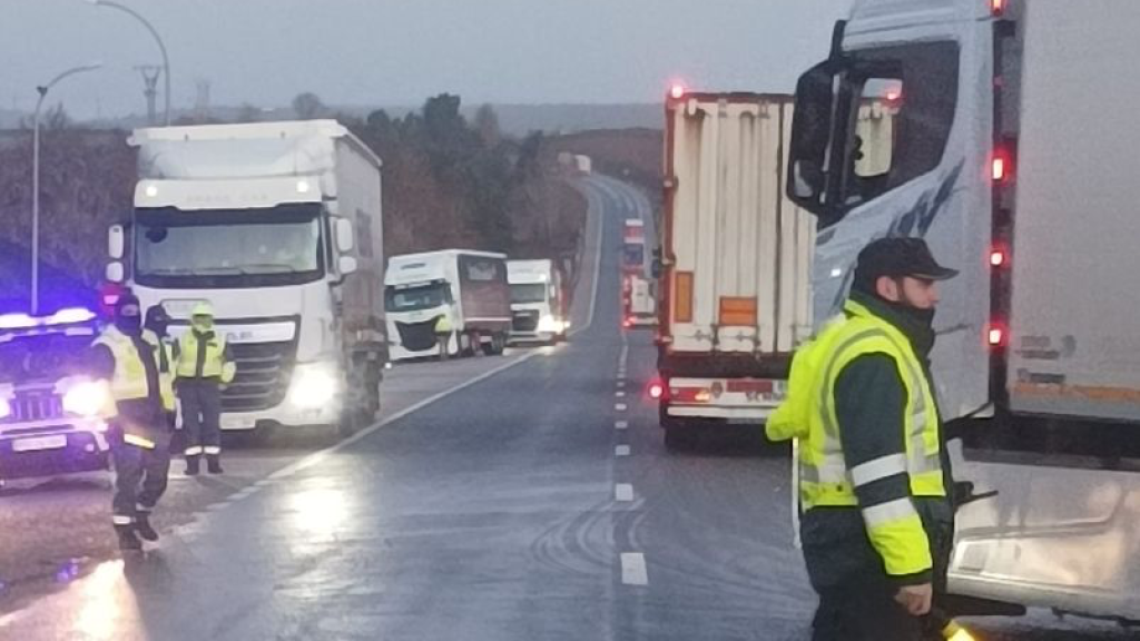 La Guardia Civil con los camiones que han tenido que ser embolsados