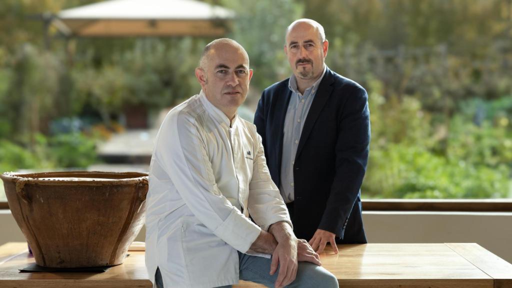 Ignacio y Carlos Moncalvillo en la terraza del restaurante.