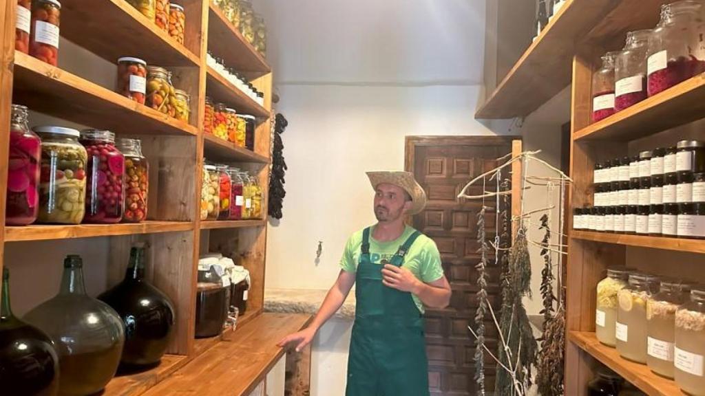 La despensa donde reposan los fermentados y encurtidos de Venta Moncalvillo, junto a su banco de semillas.