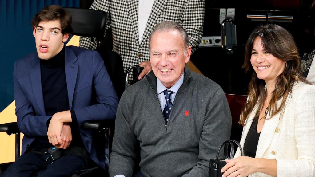 Kike, el hijo de Bertín Osborne y Fabiola Martínez, junto a sus padres, en un evento en 2024.