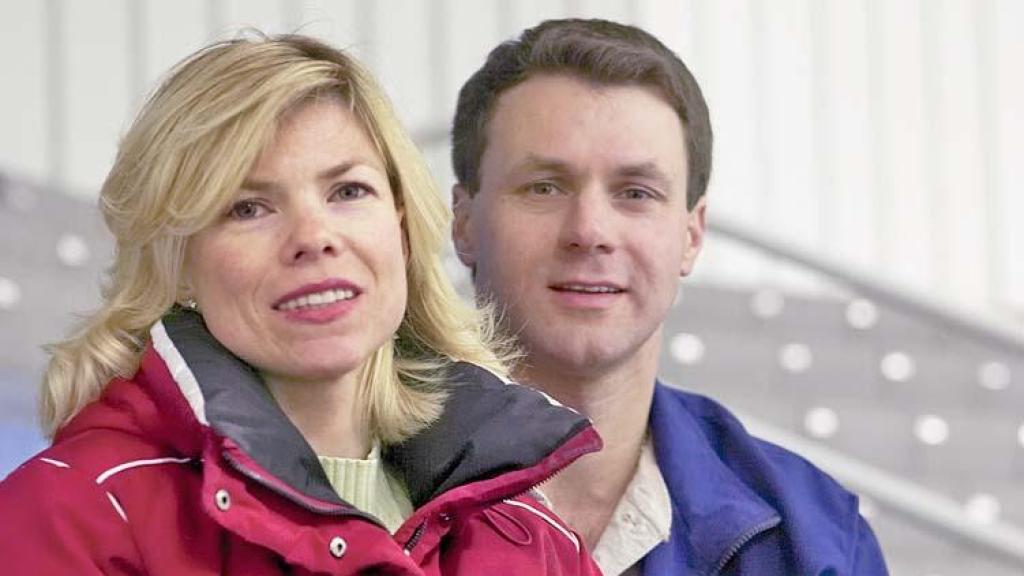 Los patinadores rusos Yevgenia Shishkova y Vadim Naumov.