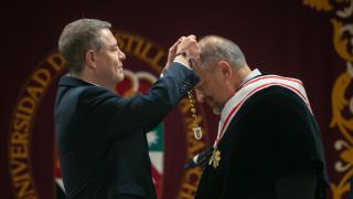 Julián Garde, investido por segunda vez como rector de la Universidad de Castilla-La Mancha por el presidente Emiliano García-Page.