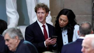 El CEO de Meta, Mark Zuckerberg, y su mujer, Priscilla Chan, en la investidura de Donald Trump.