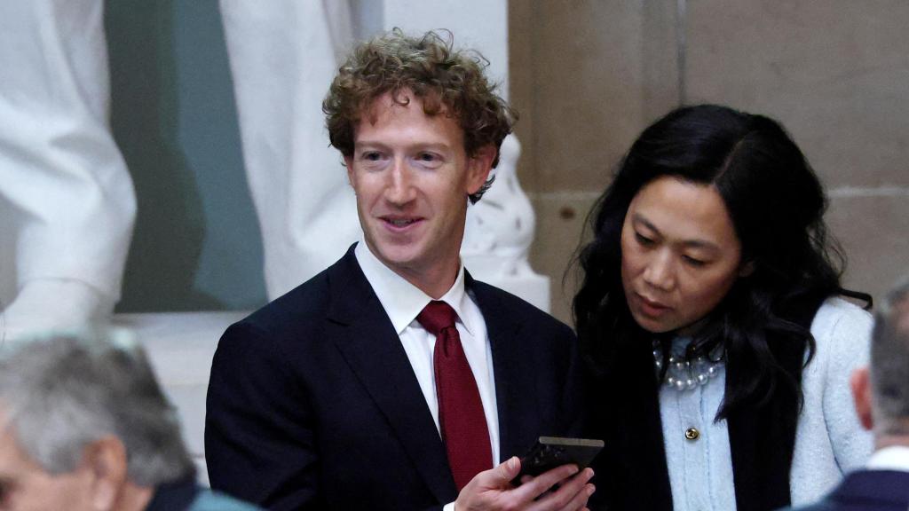 El CEO de Meta, Mark Zuckerberg, y su mujer, Priscilla Chan, en la investidura de Donald Trump.