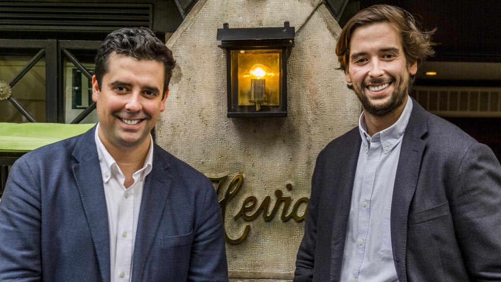 Ismael y Fernando Martín Hevia, en Hevia, el restaurante por el que se le conoce a su padre, al que le dedican su nuevo bar-colmado.