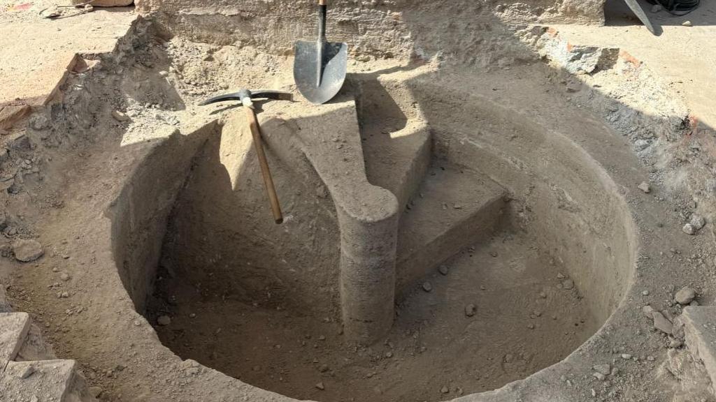 Imagen de la escalera de caracol descubierta en las obras de la Catedral de Málaga.