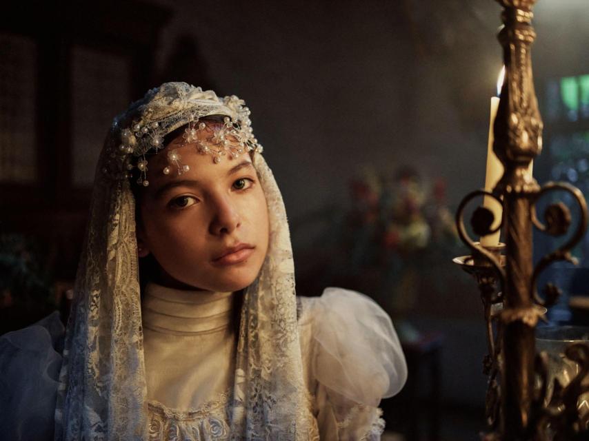 Cristal Aparicio da vida a la hija pequeña del corregidor de Macando.