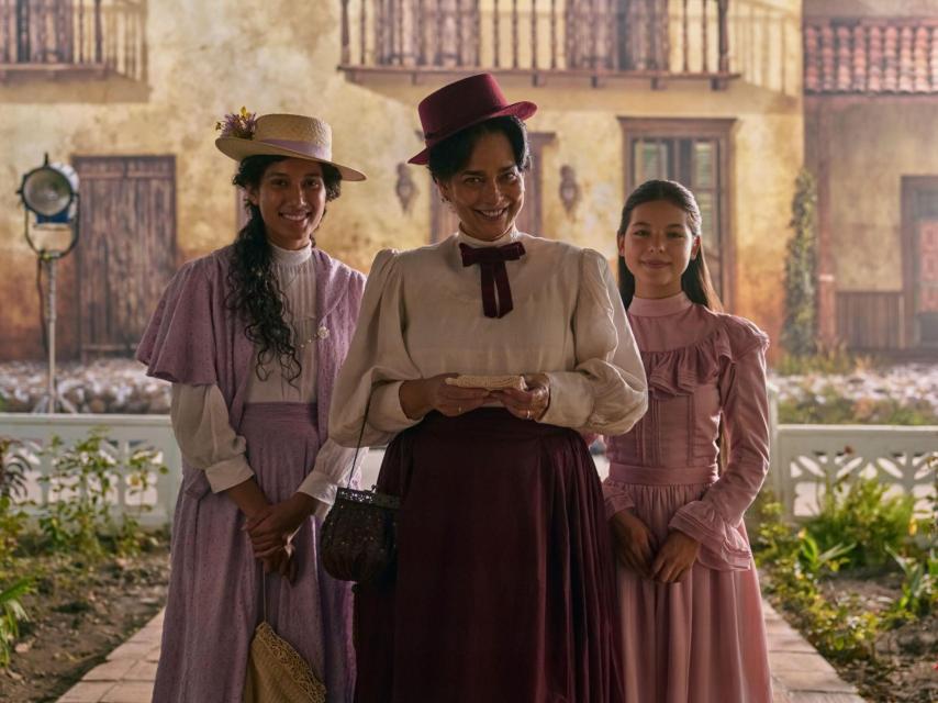 Es la madre de Remedios (Jaqueline Arenal) y en la novela original no tiene nombre.