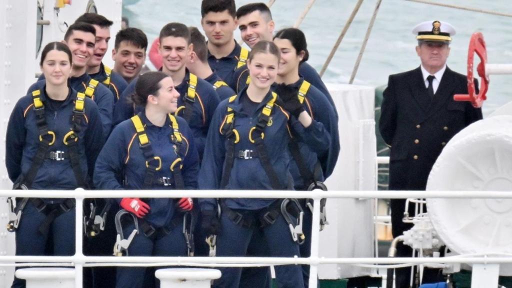 Leonor y sus compañeros, en cubierta de Elcano.